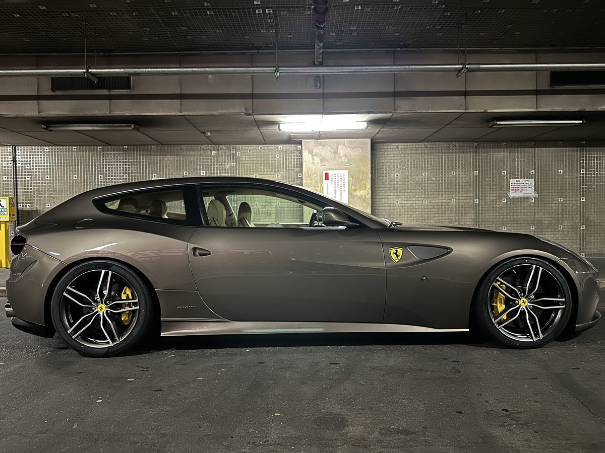 chitamaru4's tweet photo. Ferrari FF F1 DCT

brilliantのフロント、センターパイプを入れ、Novitecダウンサスで車高を落としました🤪
ダウン量は前後リフターが付いてるので限界らしい。。
前後スペーサー投入&ネオバAD09投入！！

アホの極みを堪能して1人で気持ちよくなってます🥴

音は車内で聞くとジェントル。
外で聞くとモナコグランプリ🤩

フワフワ感無くなってある程度走れる車になってしまった👌

あとは最後に大物のホイール待ち🛞
現状でもかっこいいですが、ホイール付いたらどうなるか楽しみ😈