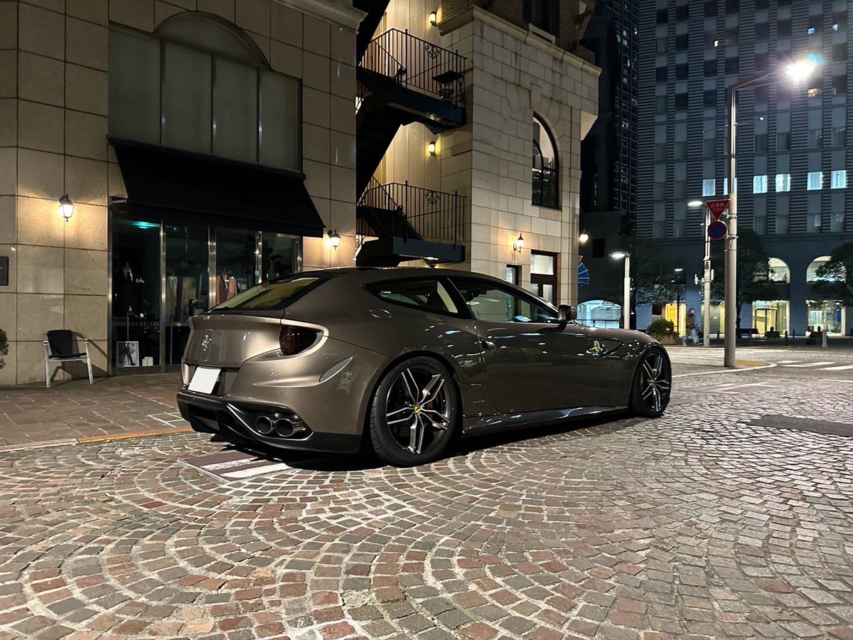 chitamaru4's tweet photo. Ferrari FF F1 DCT

brilliantのフロント、センターパイプを入れ、Novitecダウンサスで車高を落としました🤪
ダウン量は前後リフターが付いてるので限界らしい。。
前後スペーサー投入&ネオバAD09投入！！

アホの極みを堪能して1人で気持ちよくなってます🥴

音は車内で聞くとジェントル。
外で聞くとモナコグランプリ🤩

フワフワ感無くなってある程度走れる車になってしまった👌

あとは最後に大物のホイール待ち🛞
現状でもかっこいいですが、ホイール付いたらどうなるか楽しみ😈