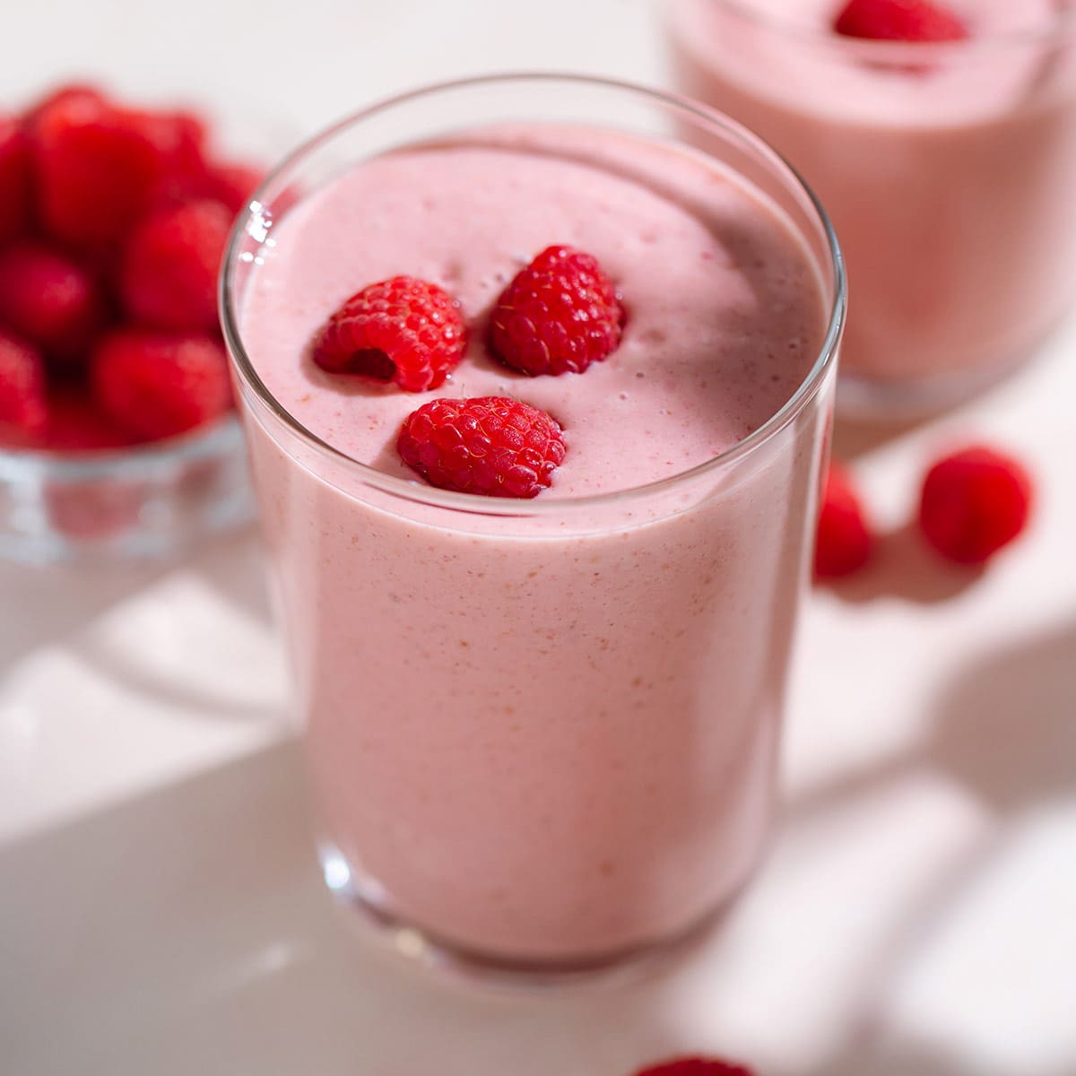 Are you looking for an easy, refreshing, and nutritious smoothie? Try this Raspberry Mango Smoothie! It's vegan, light, and so creamy! Perfect for a quick snack or breakfast with added protein powder. #raspberrymangosmoothie thehealthfulideas.com/raspberry-mang…