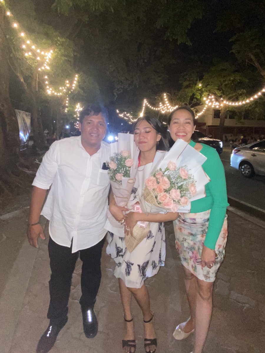 yanamillizenth's tweet photo. 🎓💐🫶🏻 https://t.co/gAYasU9mts