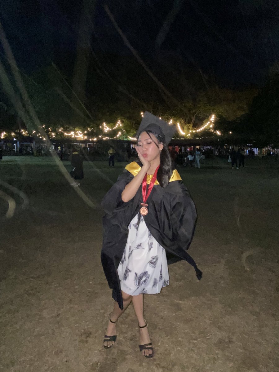 yanamillizenth's tweet photo. 🎓💐🫶🏻 https://t.co/gAYasU9mts