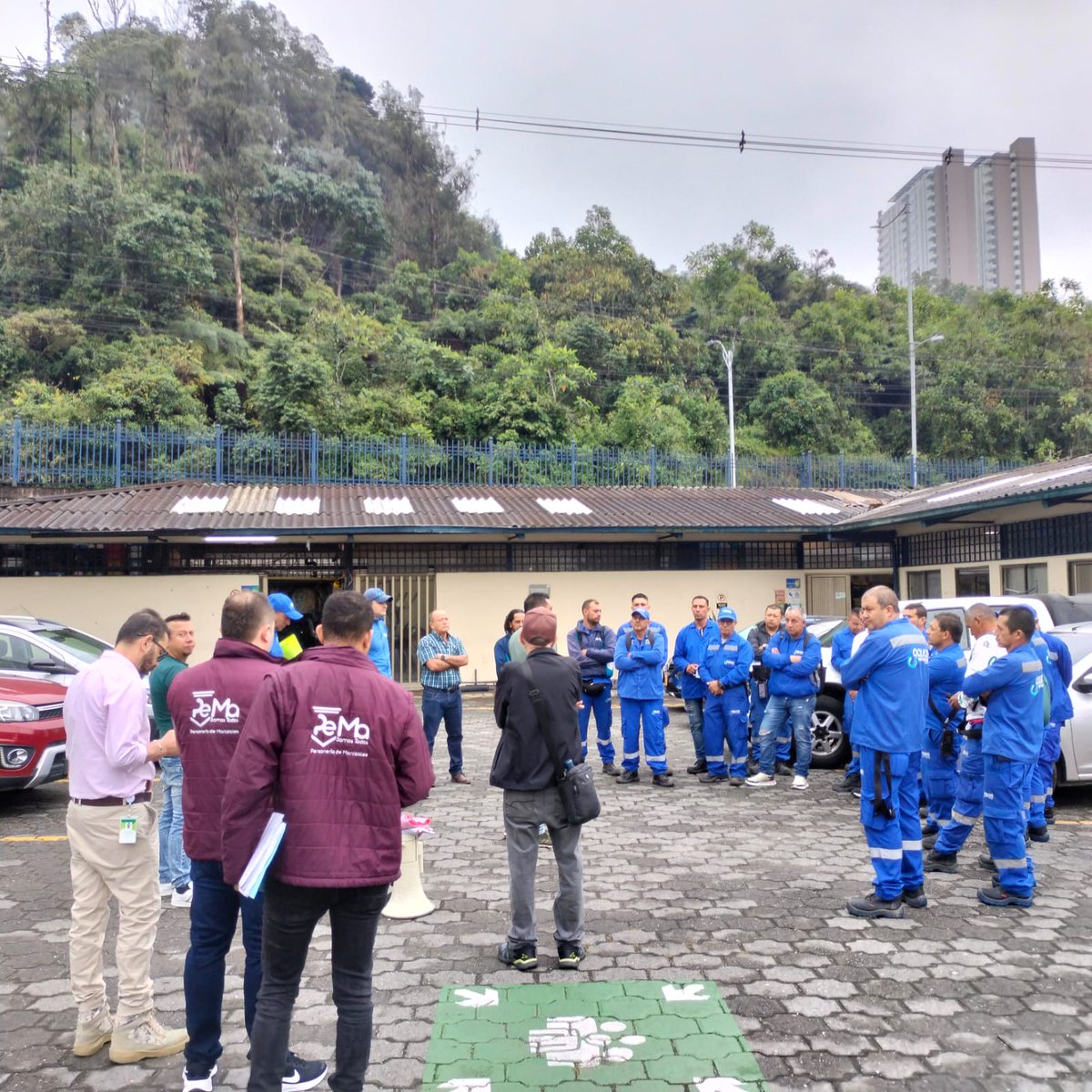 CorporacionJLOG's tweet photo. Plantón de los trabajadores de @aguasmzl afiliados a la organización sindical #SINTRAUNICO, para denunciar que el actual gerente de la entidad, nombrado por @JorgeERojasG, empezó un plan de despidos sin justa causa a varios trabajadores, aun cuando alega falta de personal. https://t.co/sMTy9KduFs