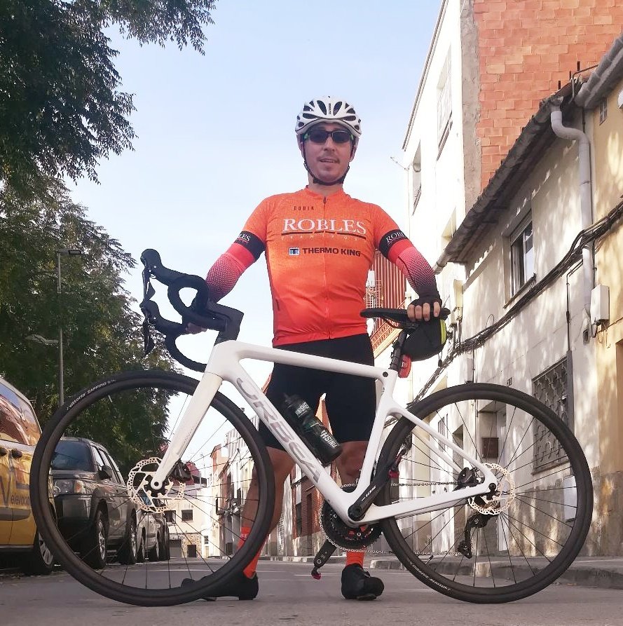 JordiPardo's tweet photo. Quan ets un ##Biciheroe de Robles i no pots anar a veure la @VoltaCatalunya, la Volta et busca i ve a tu per a que la gaudeixis a primera fila desde la cabina del camió https://t.co/rKLr3oZiqG