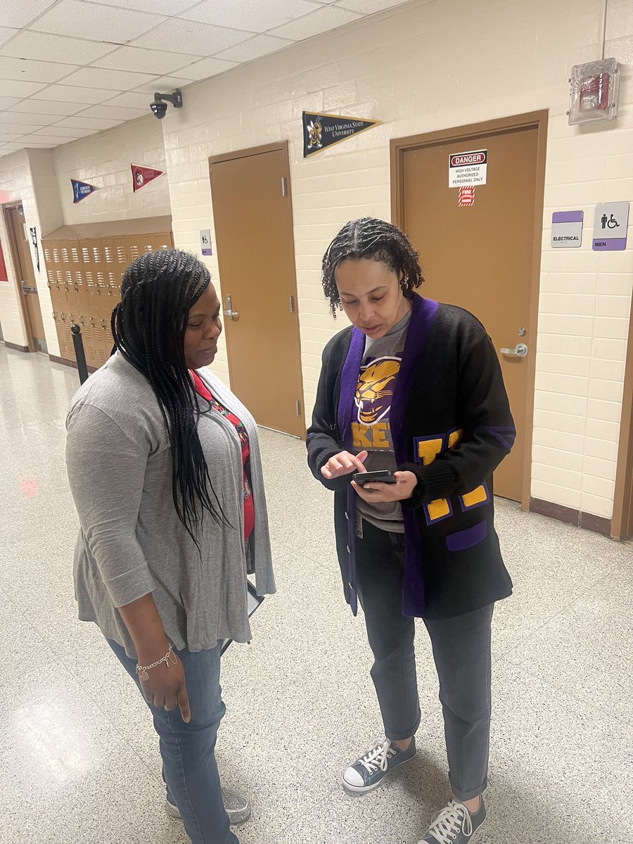 Our Executive Director @Garibaldi3HISD is in the work with us providing coaching and feedback while looking Key MS fabulous! @shundramosley24 @TamitraJ @KeyMS_Cougars @HISDNorthDiv