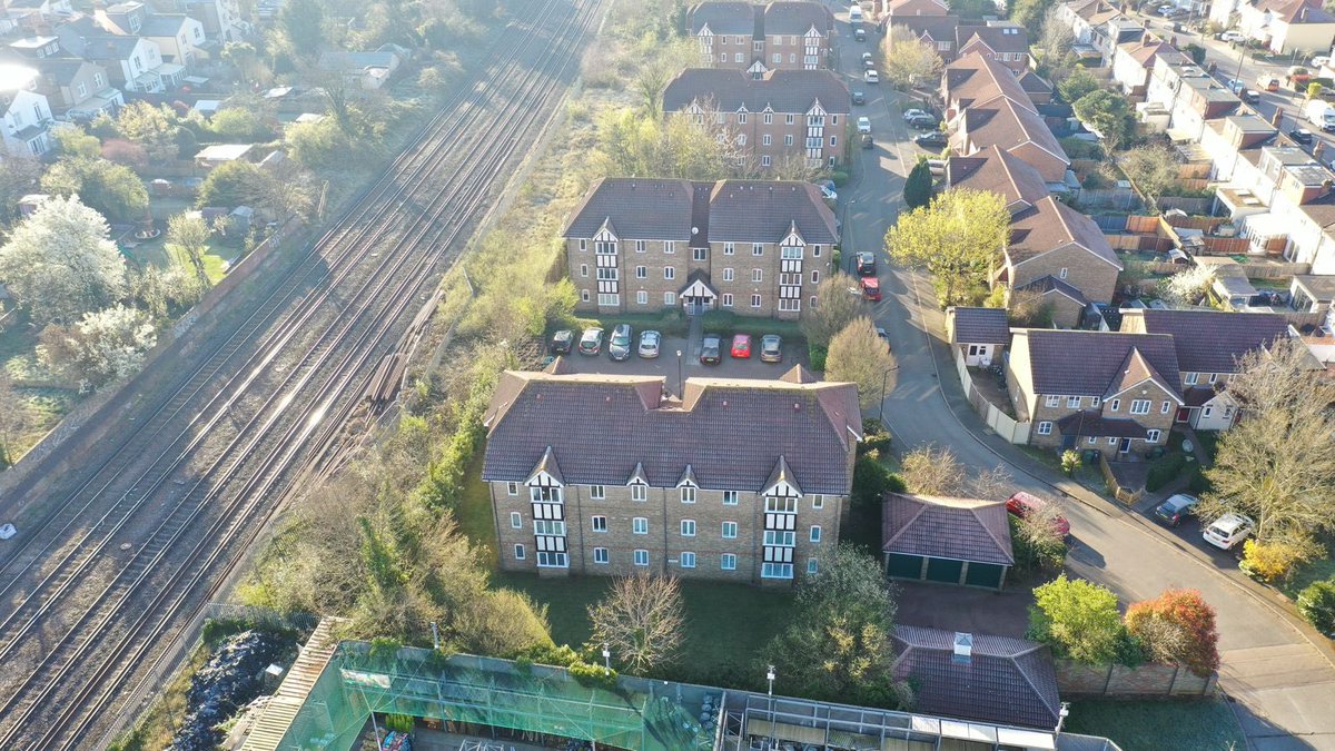 Urgent! Object to the horrific 14 storey tower block on the @Homebase_uk #Streatham site. planapps.london.gov.uk/planningapps/2 The view from the 14th floor overlooking /blighting surrounding family homes in #Furzedown #Croydon & # Merton too @SadiqKhan @networkrail @Siobhain_Mc @SteveReedMP