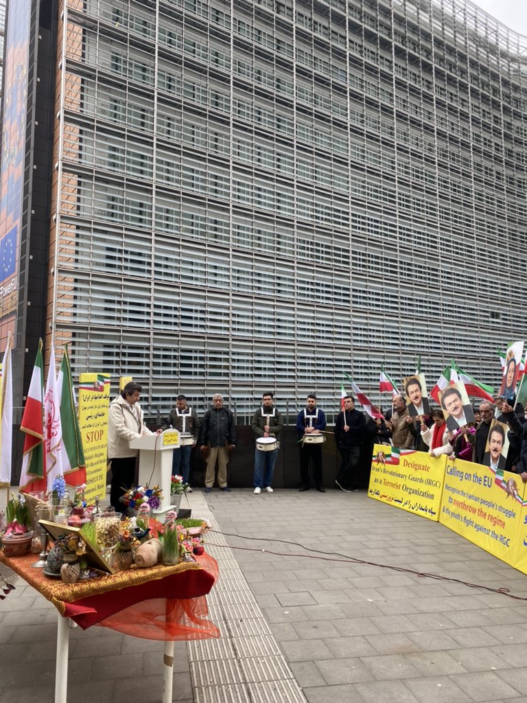 Le rassemblement des Iraniens épris de liberté devant le Parlement européen. joyeux Norouz. Nous vous demandons d'inscrire les Gardiens de la révolution sur la liste des terroristes et de fermer les ambassades du régime. #NCRI