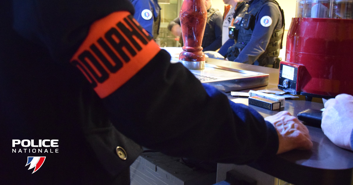 #ContreLesTrafics | Jeudi soir, la #PoliceNationale de l'Oise et les Douanes ont contrôlé 6 établissements de nuit à #Beauvais : 62 paquets de cigarettes d'origine étrangère saisis et plusieurs infractions relevées notamment pour interdiction de fumer dans un lieu collectif.