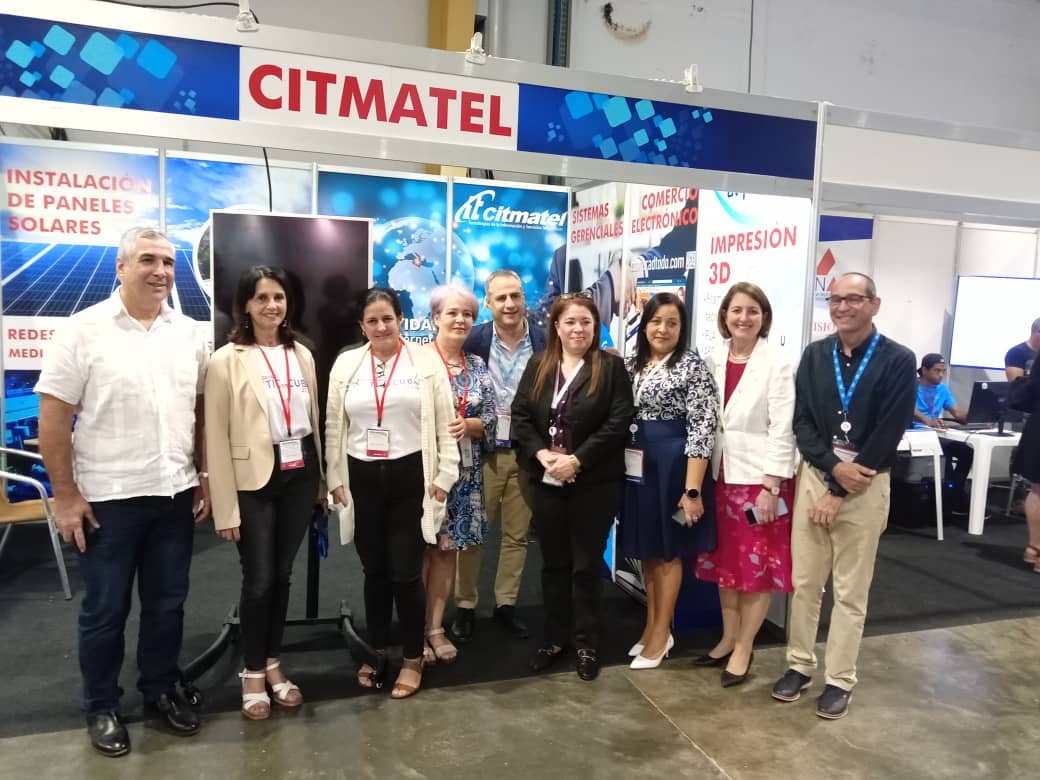 CITMATELOficial's tweet image. 🤝¡Hoy fue un honor recibir la visita del Ministro de @citmacuba, @EdMartDiaz , la Ministra del @MINCOMCuba, @MayraArevich  y el Director General de la Empresa de Tecnologías de la Información, @RaldelaNuezMor1, en nuestro Stand de #Citmatel en #Informática2024!