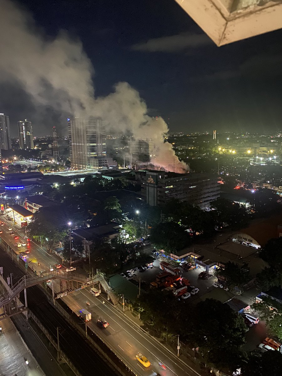 johnbiscaro's tweet photo. Sunog along NIA Road, QC. #sunog #fire https://t.co/Ss0EXxw7Sw