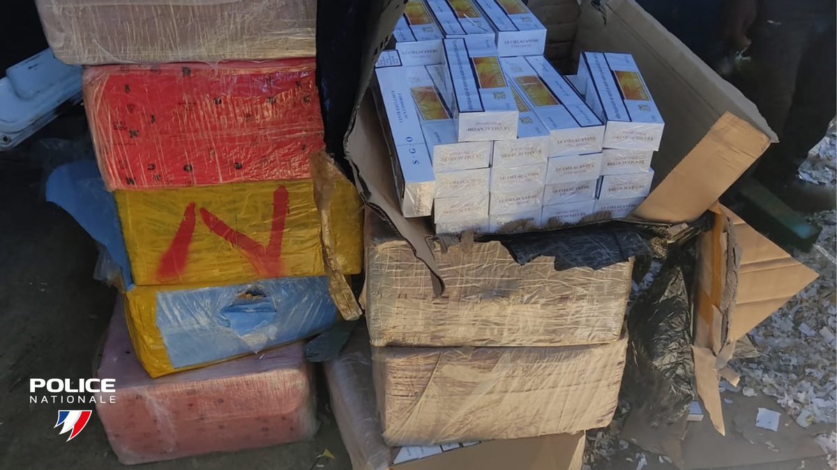 #ContreLesTrafics | Hier à Kaweni, la #PoliceAuxFrontières a mené une opération de destruction de marchandises saisies lors d’interceptions de kwassas kwassas en provenance des 🇰🇲
👉 6750 cartouches de 🚬 et 100 kg d’herbe de cannabis broyés