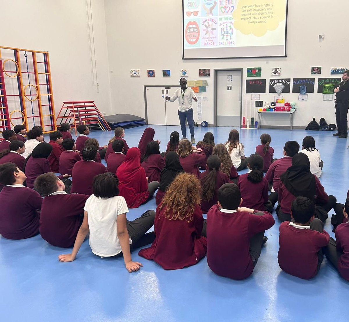 Officers from Markhouse SNT attended Edingburgh Primary School to give talks on hate crime and safeguarding tips alongside Waltham Forest Council #saferneighbourhood #sntwins #markhouseward #schoolvisit #partnershipworking