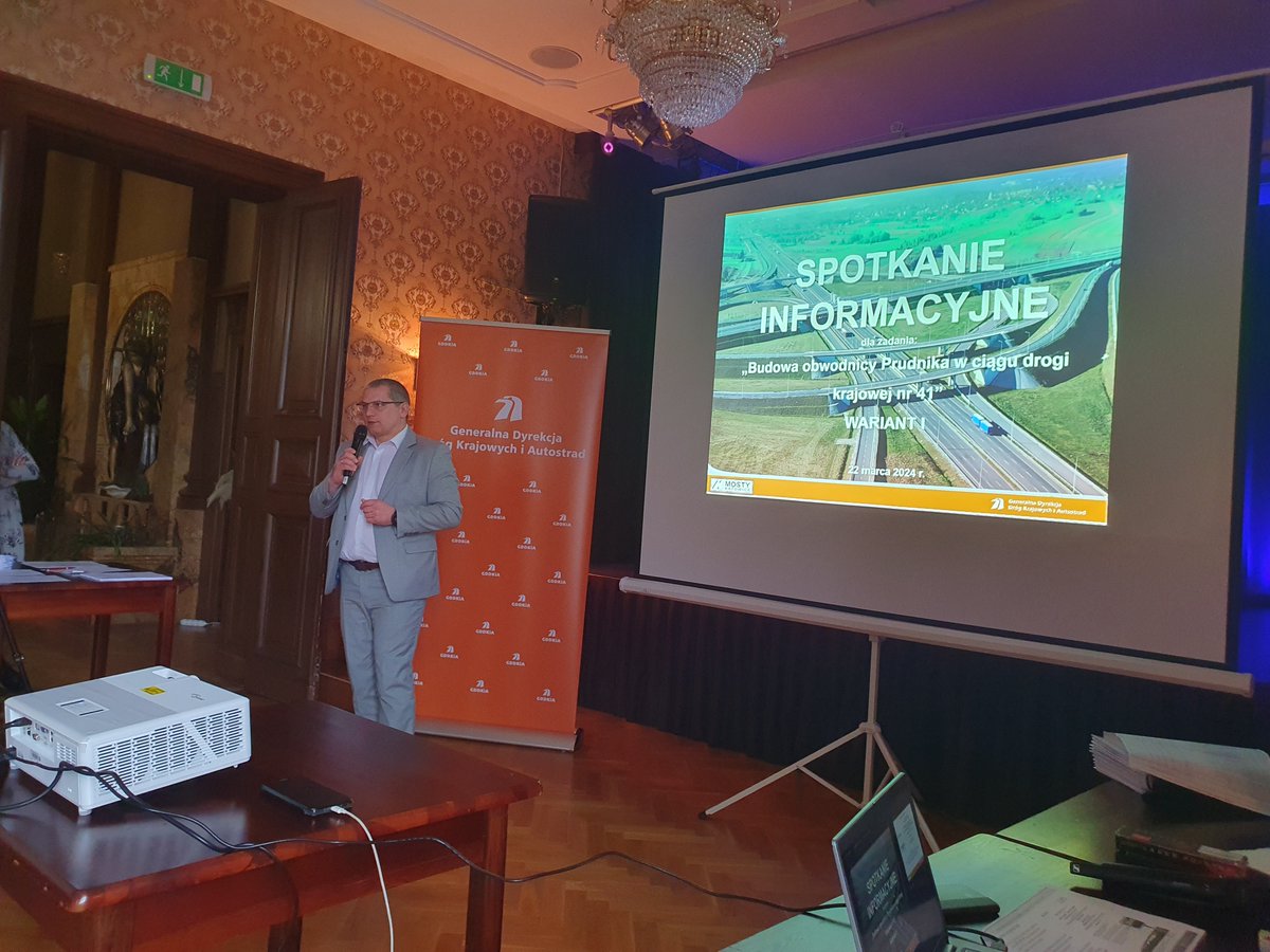 GDDKiA_Opole's tweet photo. Rozpoczęliśmy spotkanie informacyjne poświęcone budowie obwodnicy Prudnika w ciągu #DK41. Dzisiaj przedstawiamy szczegóły wariantu WI rekomendowanego do wniosku o wydanie decyzji środowiskowej dla tego zadania. @GDDKiA @MI_GOV_PL https://t.co/O3FVt0dRh4