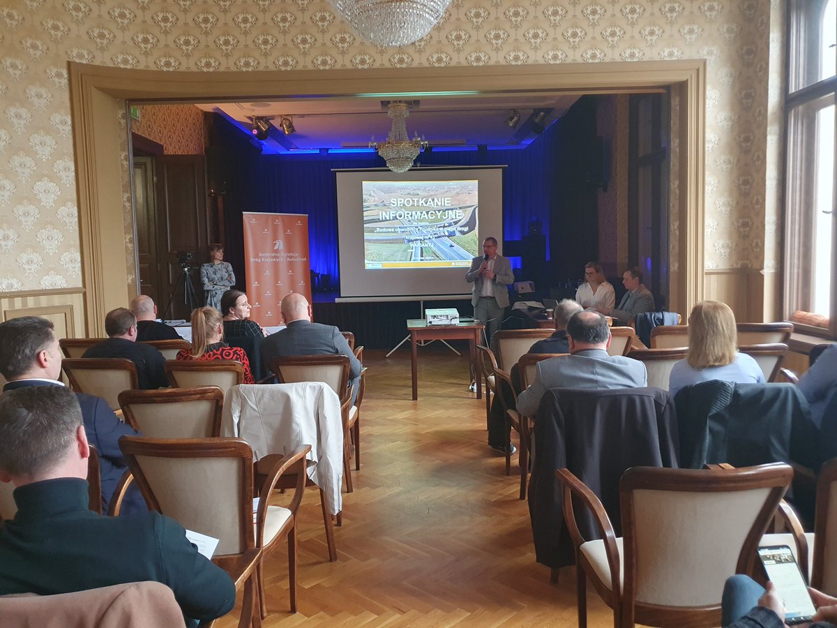 GDDKiA_Opole's tweet photo. Rozpoczęliśmy spotkanie informacyjne poświęcone budowie obwodnicy Prudnika w ciągu #DK41. Dzisiaj przedstawiamy szczegóły wariantu WI rekomendowanego do wniosku o wydanie decyzji środowiskowej dla tego zadania. @GDDKiA @MI_GOV_PL https://t.co/O3FVt0dRh4