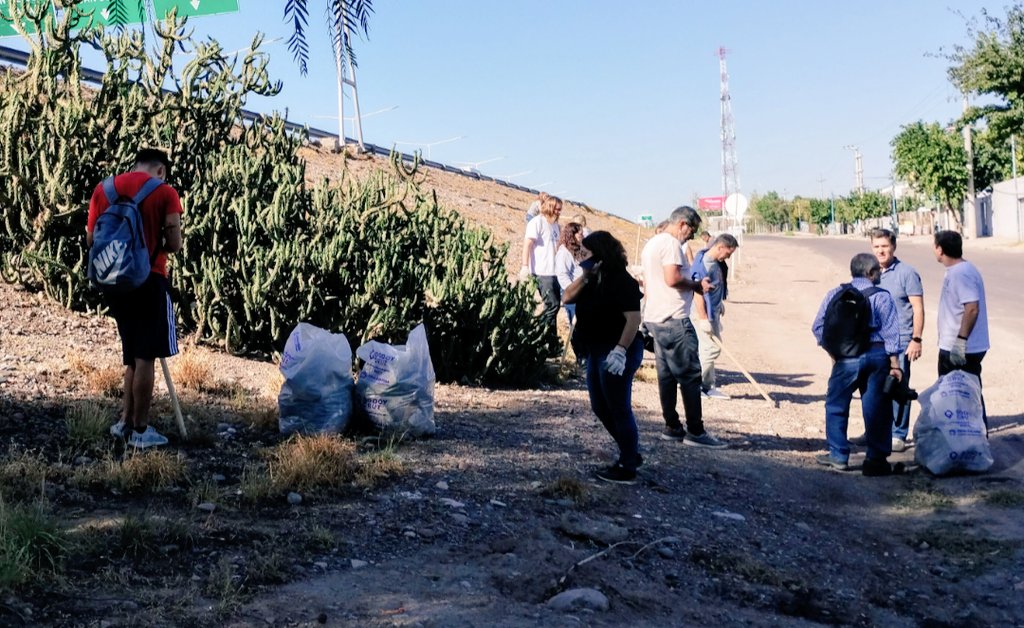 ArielFe07209357's tweet photo. En el #DiaMundialDelAgua colaboramos con #AmbienteGC en la limpieza de la lateral del acceso sur para evitar que papeles, botellas y desperdicios varios se sumen a los cauces de agua !!!. Gracias por la invitación !!!
#ProteccionCivilGC
#GestionDelRiesgo
#ValoresQueNosUnen https://t.co/zg79xHmRly