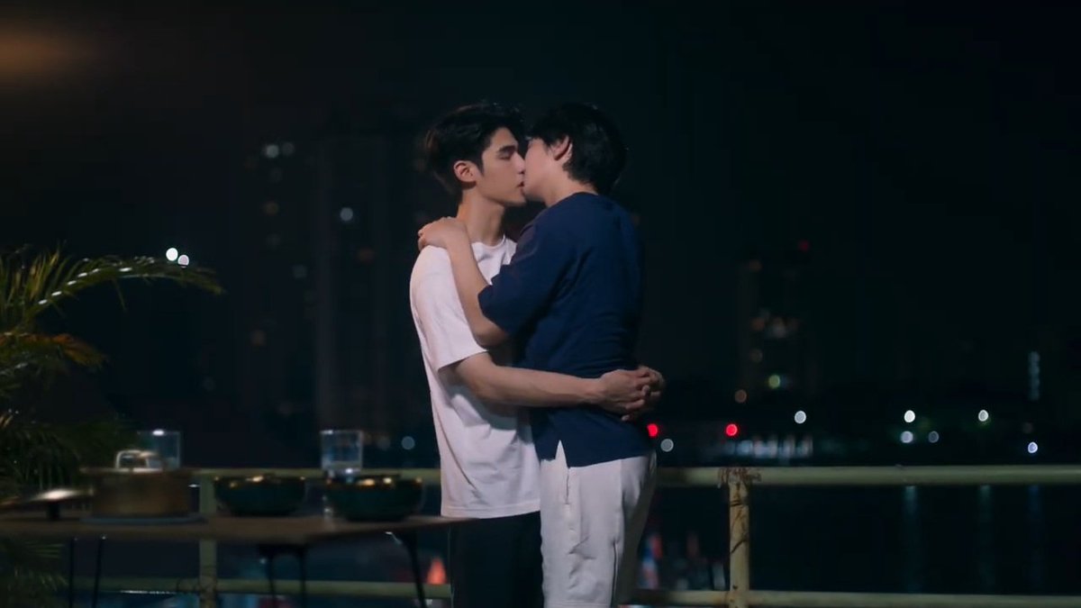 up2_power's tweet image. ฉากที่บ้านโจสวย มู้ดดี ริมแม่น้ำเจ้าพระยา
สถานที่จริงคือโกดังร้าง

#MystandinOfficialTrailer
#iQIYI #iQIYIOriginal 
#MyStandin #ตัวนายตัวแทน 
#uppoompat #poompps