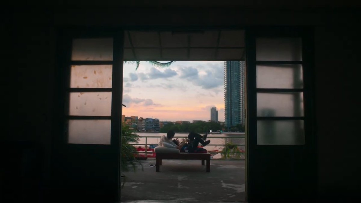 up2_power's tweet image. ฉากที่บ้านโจสวย มู้ดดี ริมแม่น้ำเจ้าพระยา
สถานที่จริงคือโกดังร้าง

#MystandinOfficialTrailer
#iQIYI #iQIYIOriginal 
#MyStandin #ตัวนายตัวแทน 
#uppoompat #poompps