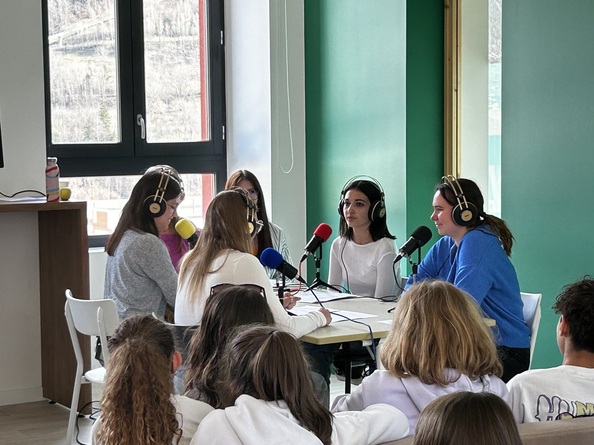 SevVercelli's tweet image. Pour terminer cette #SPME24 , une  belle émission de Radio Saint Ex, du lycée St Exupéry Bourg Saint Maurice , avec des élèves  de l’école primaire ✨✨✨.. Bravo aux lycéennes pour leur professionnalisme 🙏! ⁦⁦@acgrenoble⁩ ⁦@HeleneInsel⁩ ⁦@EMI_Grenoble⁩