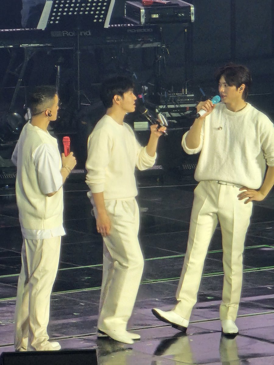 Yoon_1129_'s tweet photo. 애들 환복사이에 멘트할때 잠깐 기본카메라로 찍은건데 울트라 기카 왤캐 노래ㅁㅊ.. 영상은 이정도로 노랗진암ㅎ앗는데... https://t.co/fGFzqRCLga