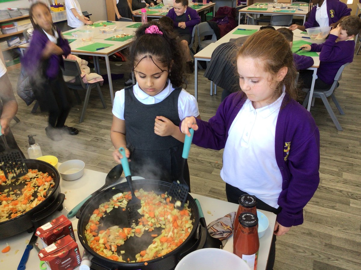 Year 3 made some delicious pasta sauce with passata, carrots, onions and celery. We have a lot of expert cutters in this class!