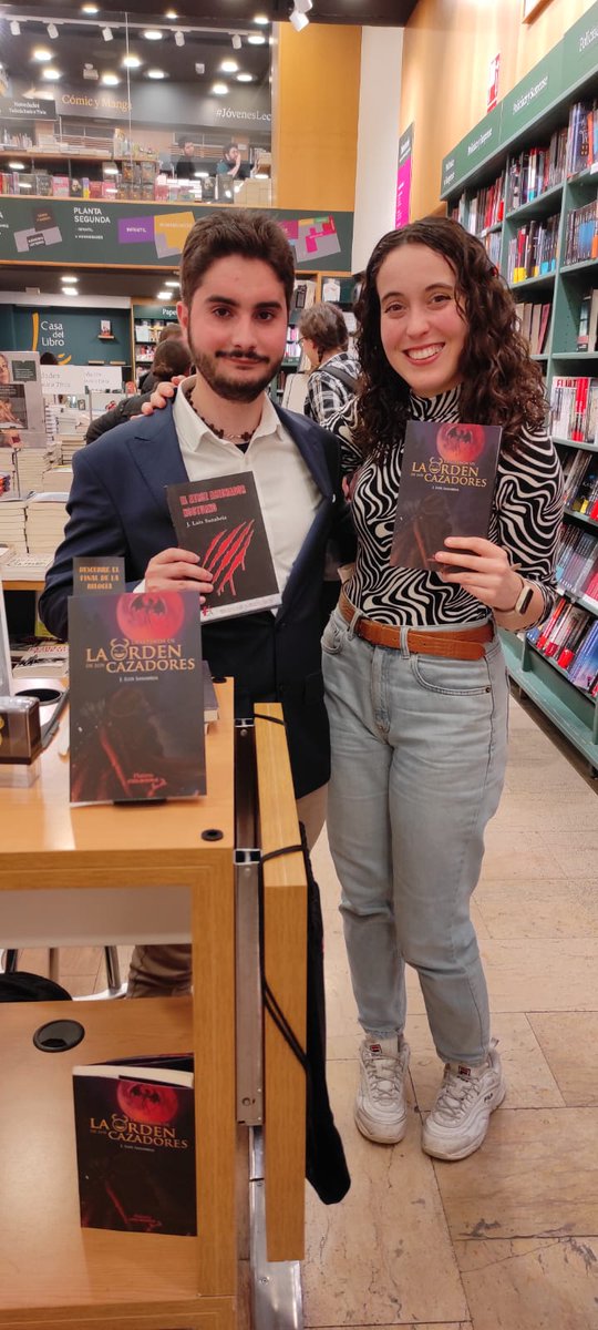 SpJoseluis's tweet photo. No os perdáis la oportunidad de conseguir este sábado 23 de marzo en @casadellibro un ejemplar firmado de #elatrozasechadornocturno #laleyendadelaordendeloscazadores si os gusta la #fantasia o de #loquemellevaati y de #provenir si os gusta el #newadult y las novelas juveniles 😉 https://t.co/En15YNYx3T