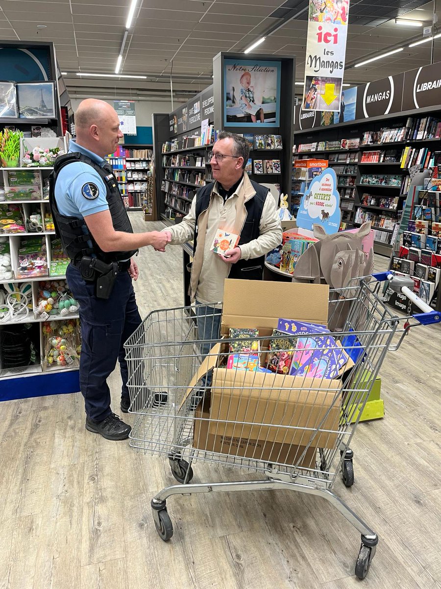 Des livres pour les #enfants 📚 A la maison de protection des familles, lorsqu'un enfant est auditionné il peut choisir le livre qui lui sera offert. Grâce au don du centre @Leclerc de Bois d'Arcy, ce cadeau apporte du réconfort à nos jeunes victimes. Merci ✨