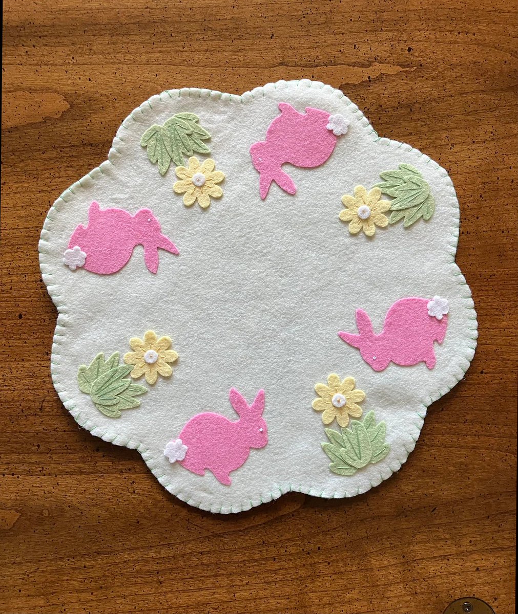 PamelaBaker67's tweet photo. https://t.co/JhPUffLRXN @clairemdesigns2 #SDFTT #EasterBunnyFlowersPennyRug #EasterDecoration https://t.co/7QRNSqliz3