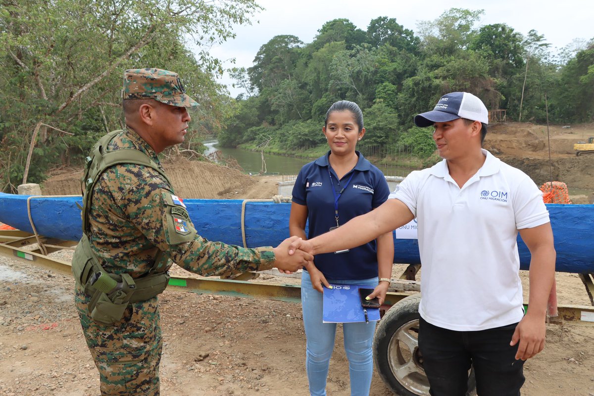 senafrontpanama's tweet photo. #Darién | Recibimos una donación por parte de la @oimpanama, una piragua y un motor 15 Yamaha. Estos recursos fortalecerán nuestro trabajo en el traslado de personas migrantes en condiciones de vulnerabilidad, especialmente en emergencias médicas fluviales.

#BATFLU https://t.co/Bi7sinXWsH