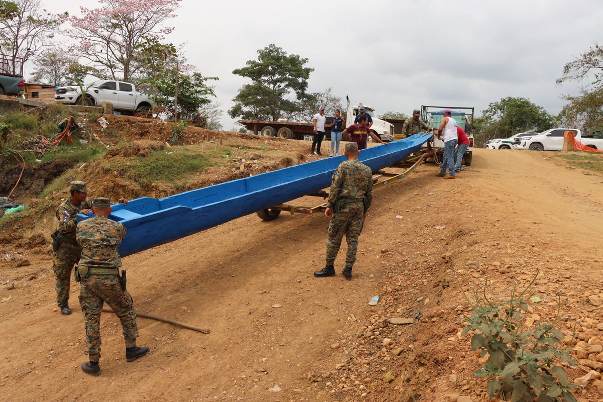 senafrontpanama's tweet photo. #Darién | Recibimos una donación por parte de la @oimpanama, una piragua y un motor 15 Yamaha. Estos recursos fortalecerán nuestro trabajo en el traslado de personas migrantes en condiciones de vulnerabilidad, especialmente en emergencias médicas fluviales.

#BATFLU https://t.co/Bi7sinXWsH