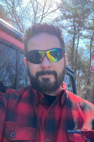 Good morning friends! It’s RED Friday! 🇺🇸🙏🏻🪖 Take a moment today and remember everyone deployed AND their families! 🙏🏻 #REDEveryday 🇺🇸🙏🏻 #VeteransLivesMatter 🇺🇸🪖 Wearing my RED as usual, 🥶 on LI today…..need to closet this Live Bearded flannel 🤠♨️🍻