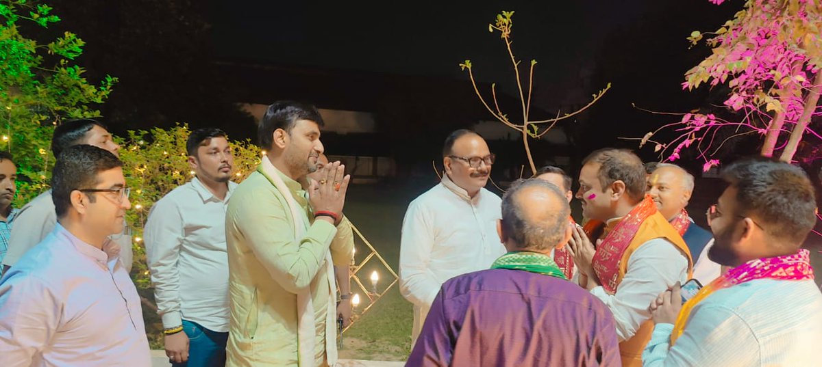 NeerajSinghSays's tweet image. लखनऊ सरस्वती शिशु मंदिर निराला नगर में राष्ट्रीय स्वयंसेवक संघ द्वारा आयोजित होली मिलन कार्यक्रम में हिस्सा लिया व सबको होली की शुभकामनाएं दी।।