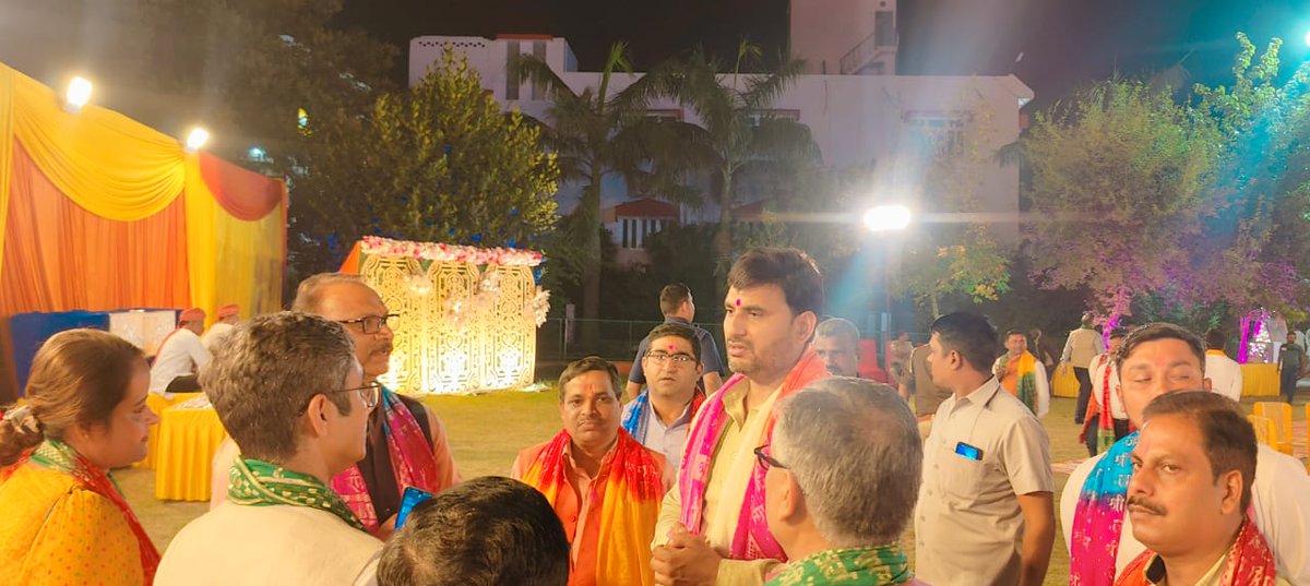 NeerajSinghSays's tweet image. लखनऊ सरस्वती शिशु मंदिर निराला नगर में राष्ट्रीय स्वयंसेवक संघ द्वारा आयोजित होली मिलन कार्यक्रम में हिस्सा लिया व सबको होली की शुभकामनाएं दी।।