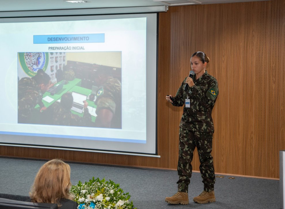 exercitooficial's tweet photo. O Comando de Operações Terrestres e a Rede Brasileira sobre Operações de Paz (REBRAPAZ) realizaram seminário sobre a atuação feminina em missões de paz da Organização das Nações Unidas. 

Saiba mais: https://t.co/GWWC7iy9MD https://t.co/krRVBc0taL
