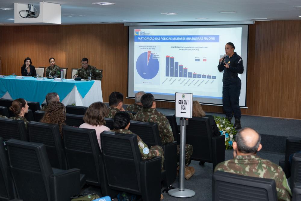 exercitooficial's tweet photo. O Comando de Operações Terrestres e a Rede Brasileira sobre Operações de Paz (REBRAPAZ) realizaram seminário sobre a atuação feminina em missões de paz da Organização das Nações Unidas. 

Saiba mais: https://t.co/GWWC7iy9MD https://t.co/krRVBc0taL