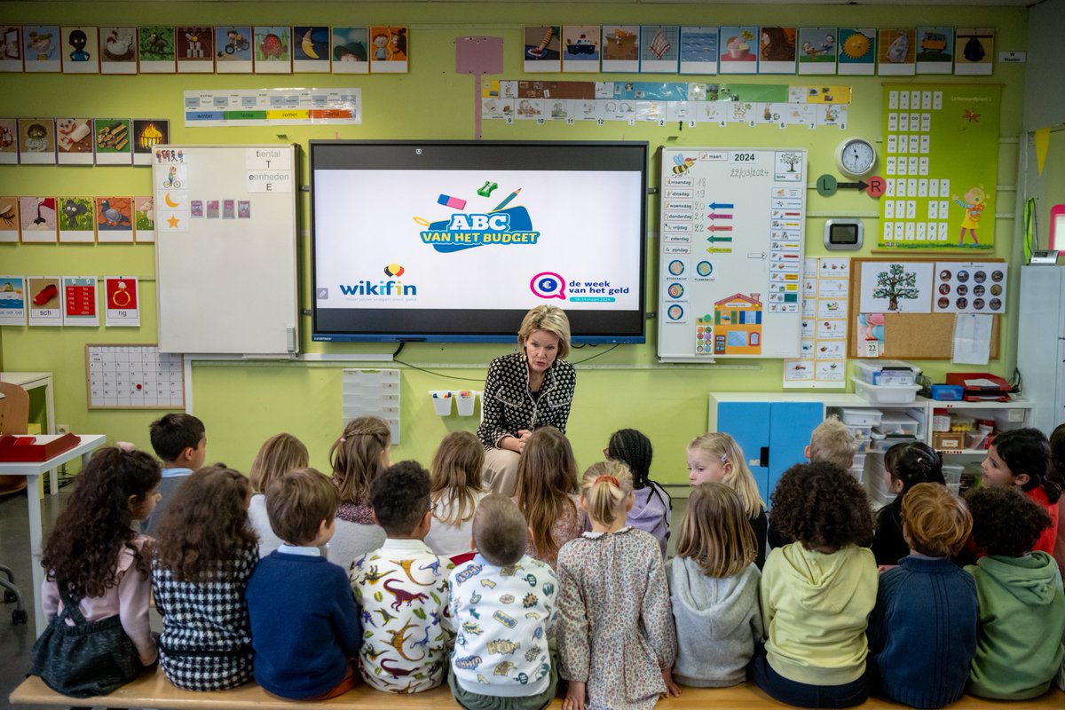 Wikifin_NL's tweet photo. 👑 Hoog bezoek tijdens De Week van het Geld ! 

Vandaag ontdekte koningin Mathilde samen met 2 klassen uit het 1ste en 2de lj. ons nieuw spel ‘ABC van het Budget'. Daarmee helpen we leerkrachten financiële educatie op een leuke manier aan bod te laten komen in de klas. 

#dwvhg https://t.co/6tv9c2ZgjD