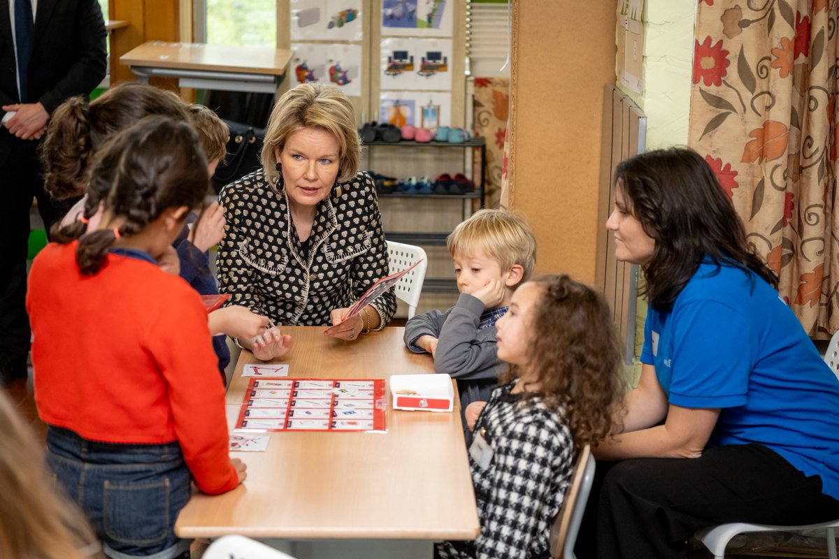 Wikifin_NL's tweet photo. 👑 Hoog bezoek tijdens De Week van het Geld ! 

Vandaag ontdekte koningin Mathilde samen met 2 klassen uit het 1ste en 2de lj. ons nieuw spel ‘ABC van het Budget'. Daarmee helpen we leerkrachten financiële educatie op een leuke manier aan bod te laten komen in de klas. 

#dwvhg https://t.co/6tv9c2ZgjD