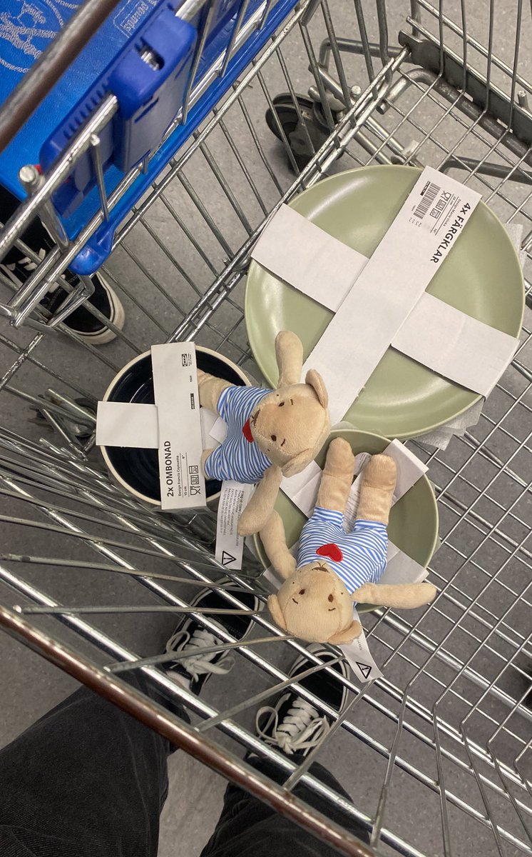 Birbirimizden bir haber saksı diplerine oturup karşılıklı sigaralarımızı içiyorduk şimdi tabaklarımızı seçiyoruz 💚