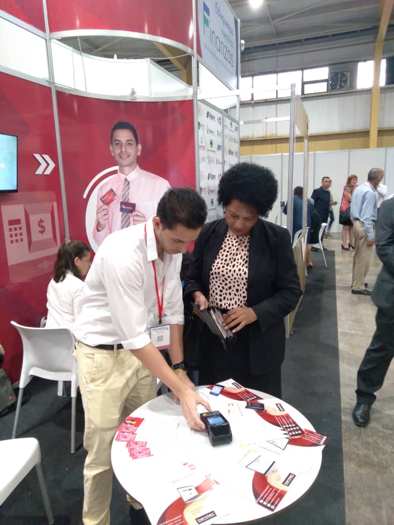 📍Ministra Presidente del <a href="/BancoCentralCub/">Banco Central de Cuba</a> Juana Lilia Delgado @JLiliaDelgado visita el stand de <a href="/XETID2/">XETID</a> en la Feria #Informática2024; es atendida por el director general de esa entidad. La acompañan otros cuadros de primer nivel del Sistema Bancario.
#PorUnaSociedadDigital
