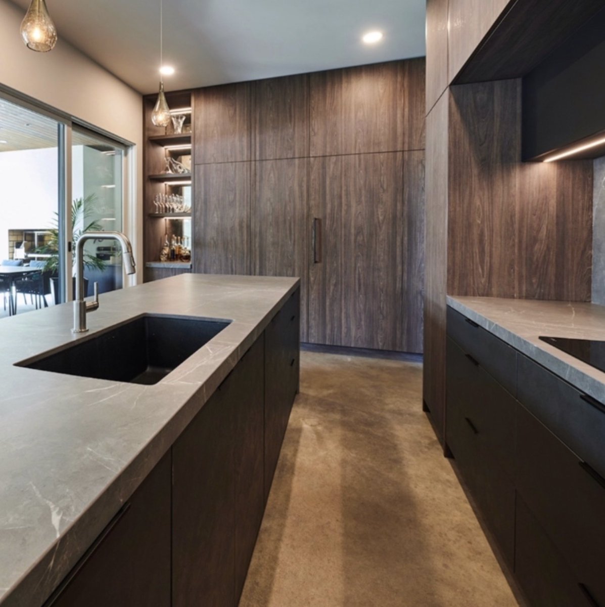 This kitchen has  some secrets. A hidden door, with a butlers pantry, so which panel is it?

#elitecabinetstulsa
#tulsa
#tulsahomes
#customcabinetry
#moderncabinets
#loveyourkitchen
#eurostyle
#cabinetmaker
#modernkitchen
#interiordesign
#kitchenlighting
#kitchenstyle