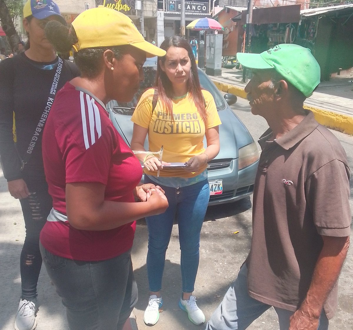 PJCuaUrdaneta's tweet photo. #ViernesAmarillo #22deMarzo Plaza Zamora de Cúa llevando y concientizando a la población sobre la importancia del voto #UnidadYVoto para el cambio en Vzla con @MariaCorinaYA @Pr1meroJusticia @PJ_EdoMiranda @ActivismoPJ @PJFamiliarNac @PjConcejales #600K #PJ24AñosconVzla https://t.co/p6tC3dZPZJ