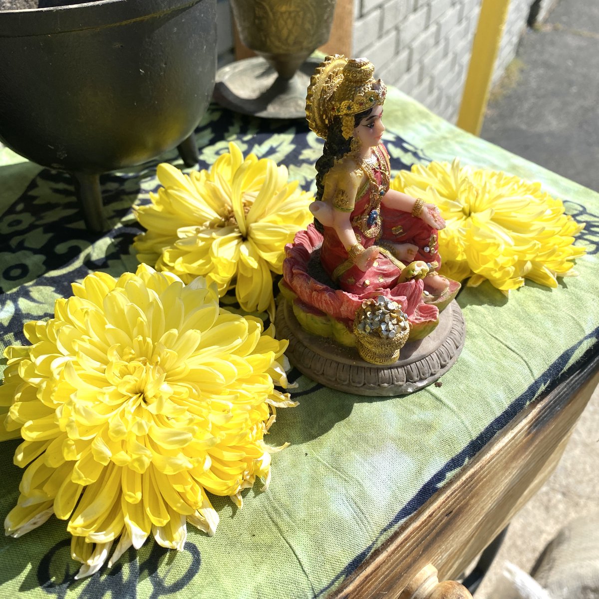 aromagregory's tweet photo. Goddess Lakshmi, known as the Hindu deity of wealth, fortune, and prosperity, is often invoked through various mantras and blessings that are believed to attract abundance and well-being.
#Lakshmi #Goddess #Mantra #DivineFeminine #Prosperity #Abundance #Altar #AltarSpace https://t.co/ZgCKkFd3FR