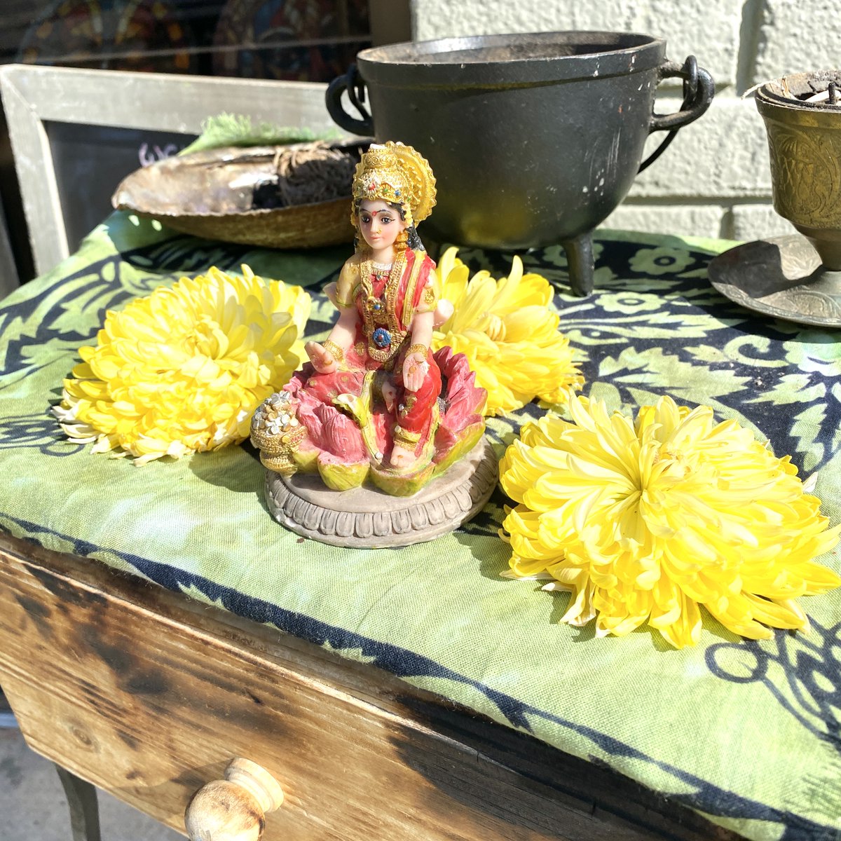 aromagregory's tweet photo. Goddess Lakshmi, known as the Hindu deity of wealth, fortune, and prosperity, is often invoked through various mantras and blessings that are believed to attract abundance and well-being.
#Lakshmi #Goddess #Mantra #DivineFeminine #Prosperity #Abundance #Altar #AltarSpace https://t.co/ZgCKkFd3FR