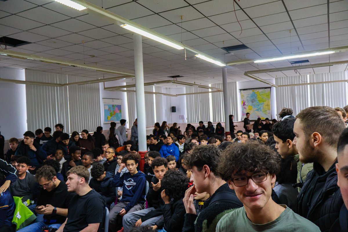 rcsc_esport's tweet photo. ⚔️ Hier avait lieu la finale de 𝗟’𝗔𝘁𝗵𝗲́𝗻𝗲́𝗲 𝗥𝗼𝘆𝗮𝗹 𝗩𝗮𝘂𝗯𝗮𝗻, après 2 mois de compétition ou plus d'une centaine d'élèves se sont affrontés.

Divers lots ont été attribués au top 3
🥉: Tickets pour un match
🥈: Écharpe et tickets 
🥇 : La vareuse officielle

#RCSC https://t.co/DO2UrwbxAt