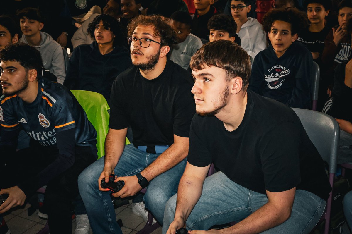 rcsc_esport's tweet photo. ⚔️ Hier avait lieu la finale de 𝗟’𝗔𝘁𝗵𝗲́𝗻𝗲́𝗲 𝗥𝗼𝘆𝗮𝗹 𝗩𝗮𝘂𝗯𝗮𝗻, après 2 mois de compétition ou plus d'une centaine d'élèves se sont affrontés.

Divers lots ont été attribués au top 3
🥉: Tickets pour un match
🥈: Écharpe et tickets 
🥇 : La vareuse officielle

#RCSC https://t.co/DO2UrwbxAt