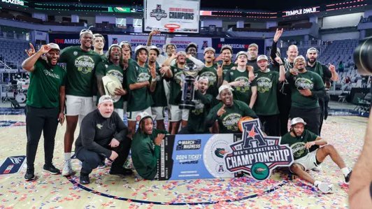 KarliHarward's tweet photo. I might be the only UAB Basketball fan in San Diego today. GO BLAZERS!!
@UAB_MBB @UAB_WSOC @MarkHiller7 https://t.co/05ofhy91mQ