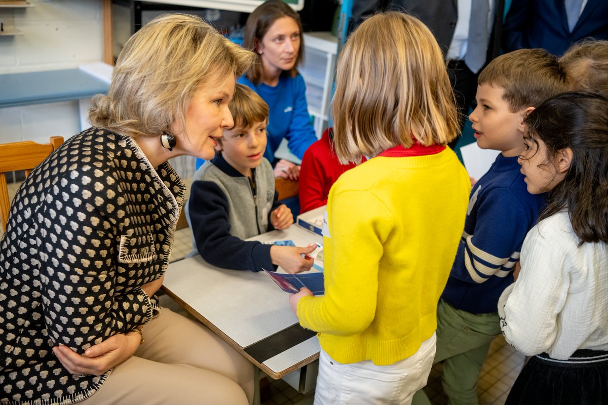 Wikifin_FR's tweet photo. 👑 Grande visite pendant La Semaine de l'Argent ! 

Aujourd'hui, la Reine Mathilde et deux classes de 1ère et 2ème année ont découvert notre nouveau jeu « L’ABC du Budget », qui aide les enseignants à aborder l'éducation financière, de manière ludique, en classe.

#lsdla https://t.co/aaN77OkfPe