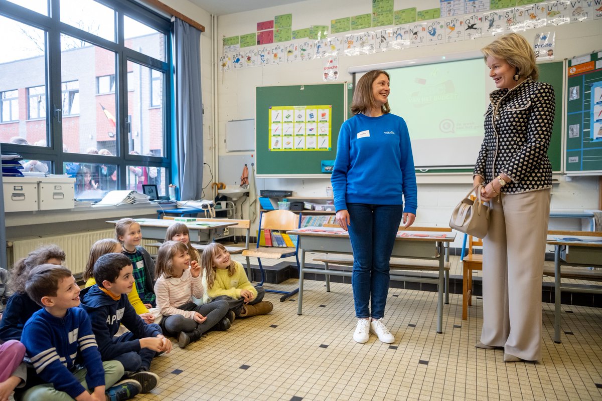 Wikifin_FR's tweet photo. 👑 Grande visite pendant La Semaine de l'Argent ! 

Aujourd'hui, la Reine Mathilde et deux classes de 1ère et 2ème année ont découvert notre nouveau jeu « L’ABC du Budget », qui aide les enseignants à aborder l'éducation financière, de manière ludique, en classe.

#lsdla https://t.co/aaN77OkfPe