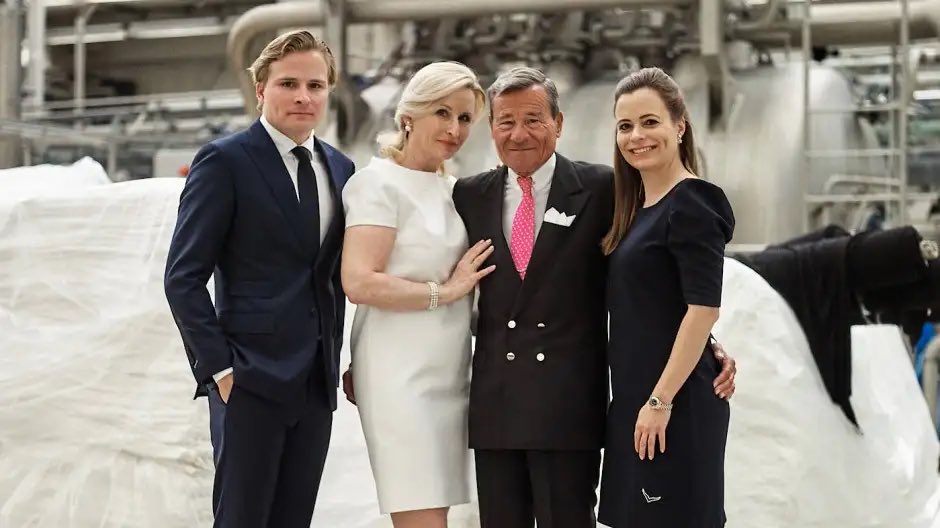 TorstenHerres's tweet image. Ich höre #Trigema-Gesellschafter Wolfgang #Grupp gern zu. In manchen Dingen hat er sogar recht. 😁 
Durchaus ein sympathischer Typ - auch, wenn er seiner Familie offensichtlich nicht gestattet, seinen Gesichtsbräuner mit zu nutzen. 😉