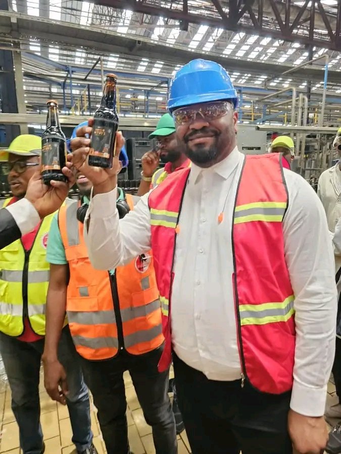 📸 Le célèbre chanteur rd-congolais Moïse MBIYE en visite à l’usine BRACONGO pour le lancement de sa bouteille Malta Café by Moïse MBIYE

#MoiseMbiyeSDM #moisembiye