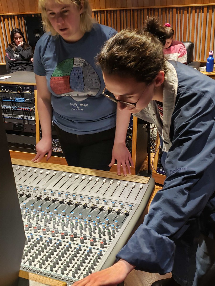 womensaudio's tweet image. It was an exciting day for our interns! Yesterday, they had a blast setting up a session at WAM's world-class #studio. They got hands-on with #patchbays, #ProTools, #mics, #headphones, and more! 🎧🎙️🎚️

Sign up for our Summer Internship! 
🔗 Learn More: wam.rocks/internship