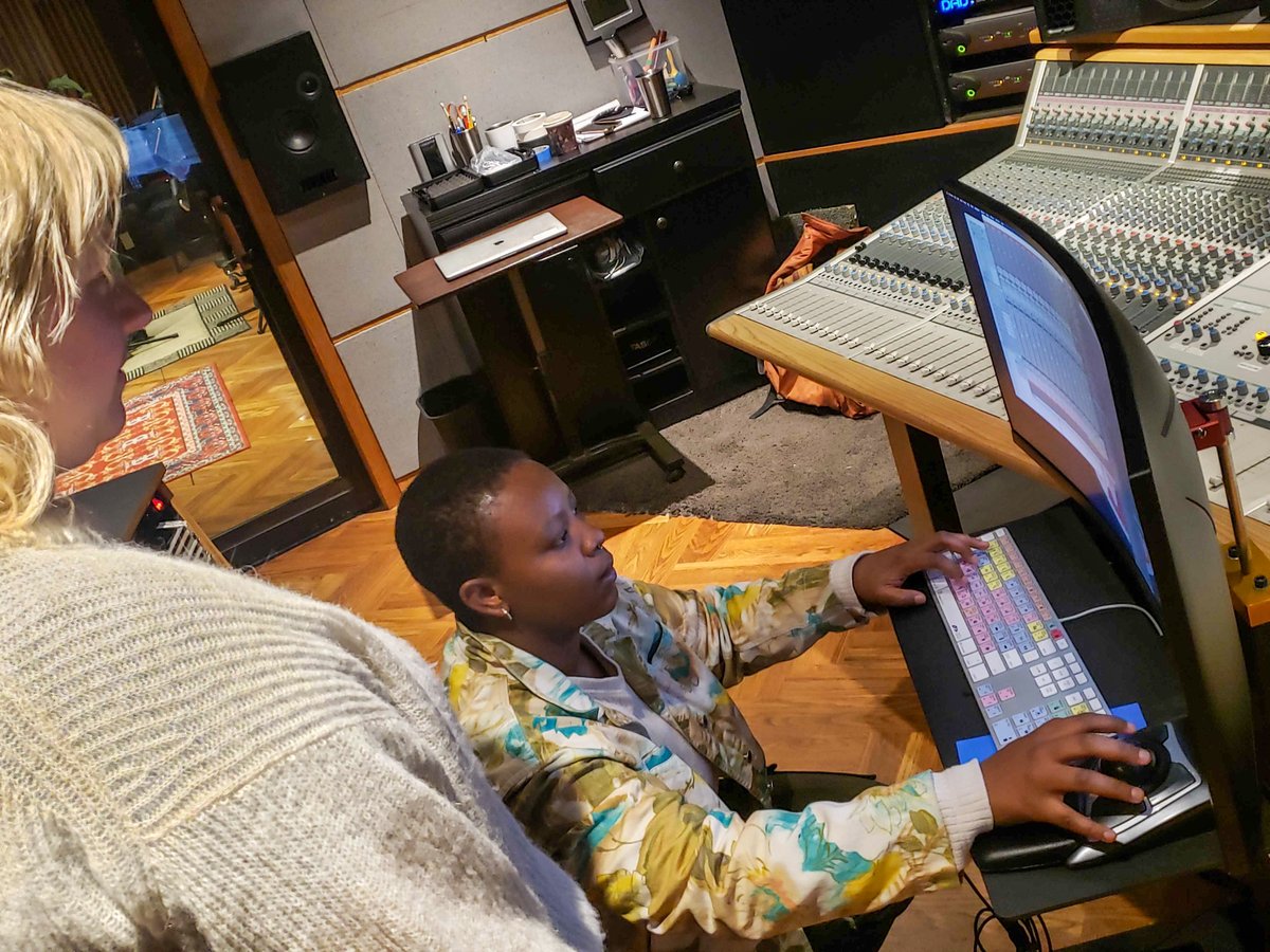 womensaudio's tweet image. It was an exciting day for our interns! Yesterday, they had a blast setting up a session at WAM's world-class #studio. They got hands-on with #patchbays, #ProTools, #mics, #headphones, and more! 🎧🎙️🎚️

Sign up for our Summer Internship! 
🔗 Learn More: wam.rocks/internship